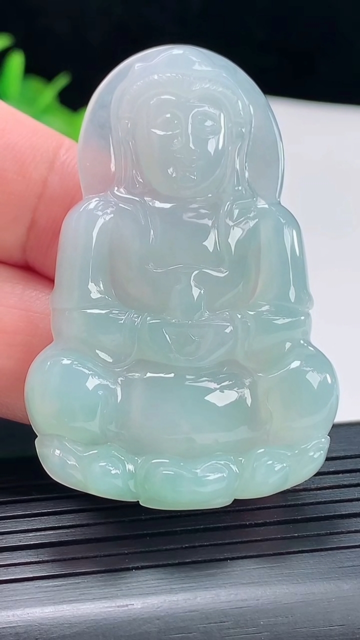 天然A货翡翠正装观音吊坠，尺寸55-36.5-5重量:17.30g
5月5日