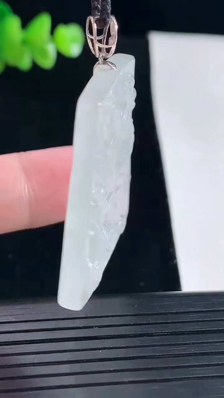 天然A货翡翠龙牌吊坠，尺寸39-31.6-5重量:13.55g
5月5日