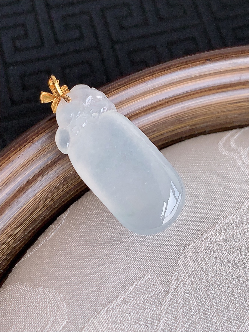 天然A货翡翠18K金扣头白冰白月光福瓜吊坠 
尺寸32-27.6-12.5-8.5mm 重量6.45