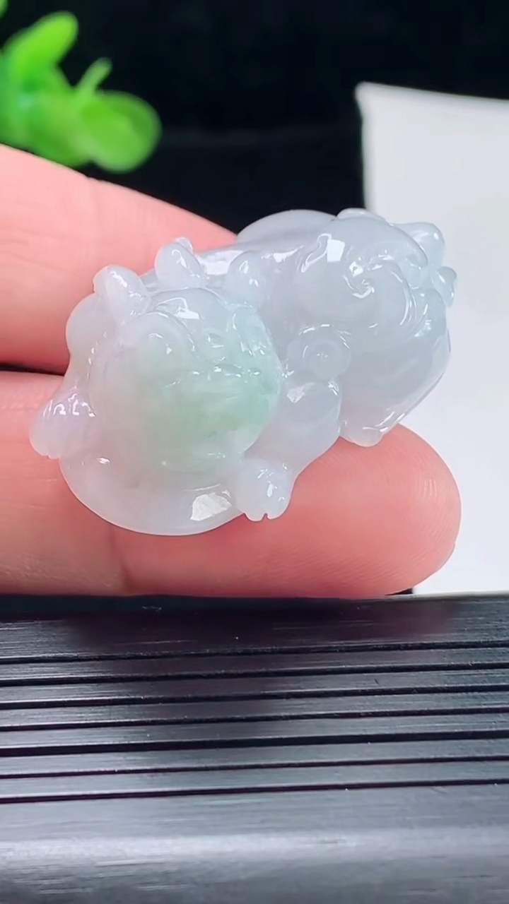 天然A货翡翠霸王貔貅吊坠，尺寸38-23-19重量:22.51g
5月5日