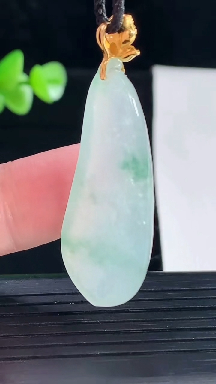 天然A货翡翠种飘花福瓜吊坠，尺寸38-17.5-7重量:8.23g
5月5日