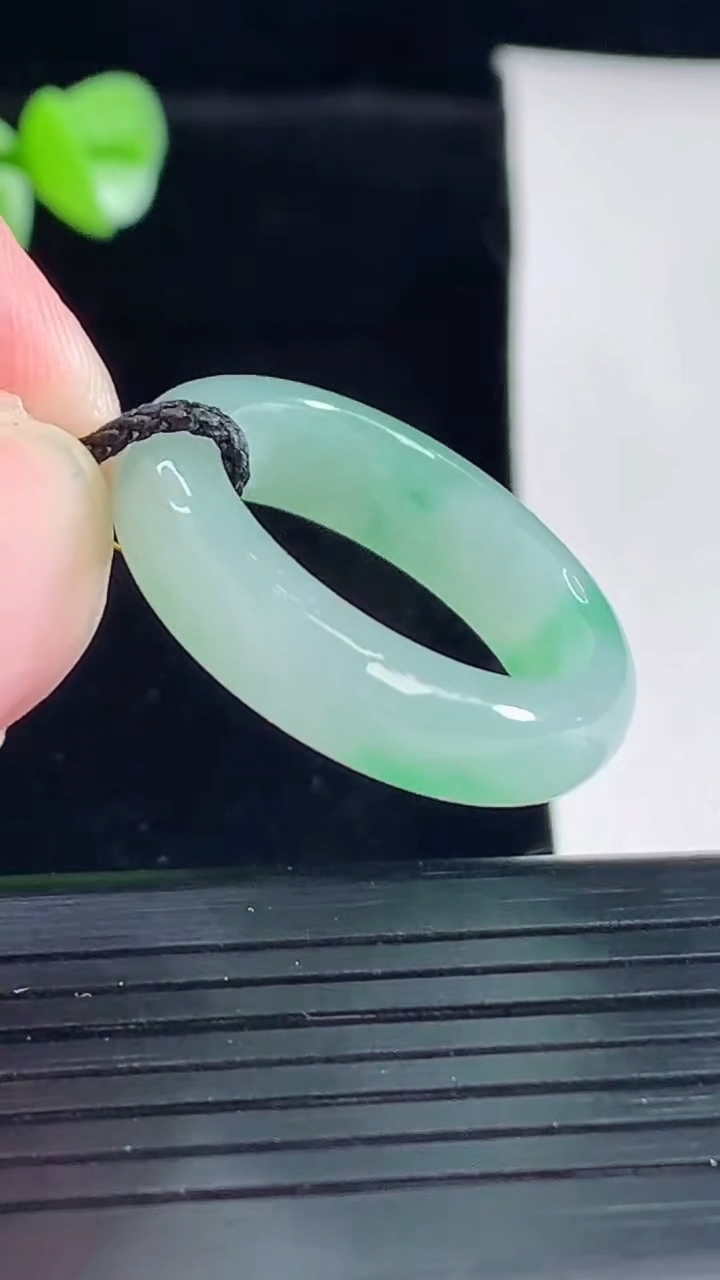 天然A货翡翠玉指环 戒指，尺寸18.6-6-4重量:4.39g2026年5月5日
工厂直销收藏佳品,种好水足，色泽均匀，有种有色，上手高大气！