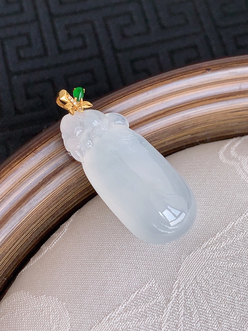 天然A货翡翠18K金扣头白冰白月光福瓜吊坠 
尺寸32-27.6-12.5-8.5mm 重量6.45