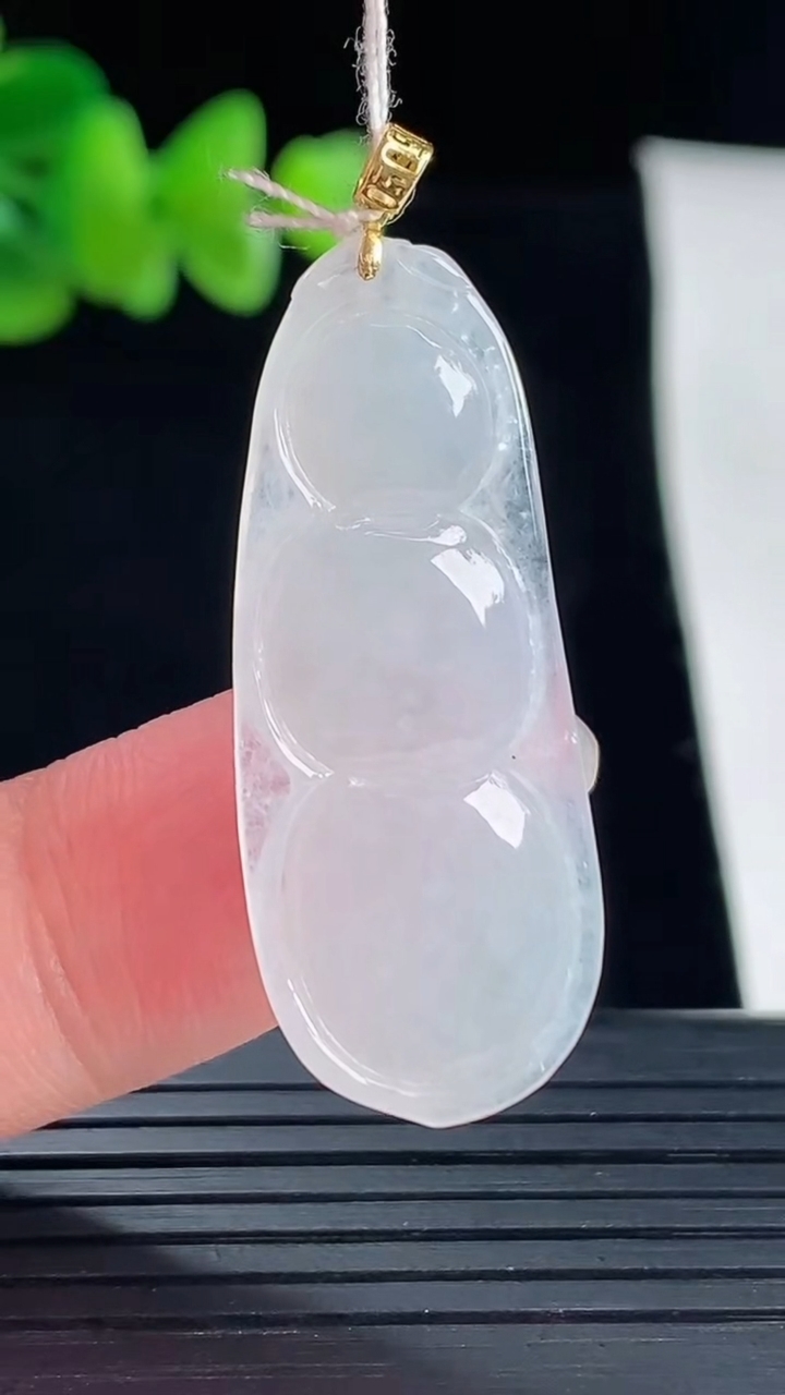 天然A货翡翠种白冰福豆吊坠，尺寸34.5-14.2-5.5重量:5.05g
5月5日