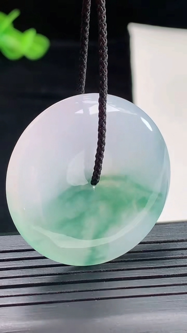 天然A货翡翠冰种飘花平安扣吊坠，尺寸35-5.5重量:14.25g
5月5日