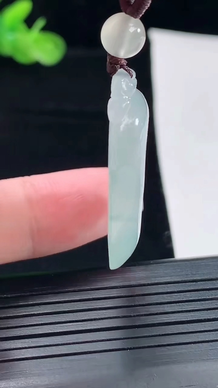 天然A货翡翠飘花如意吊坠，尺寸33-22.5-5重量:8.38g
5月5日