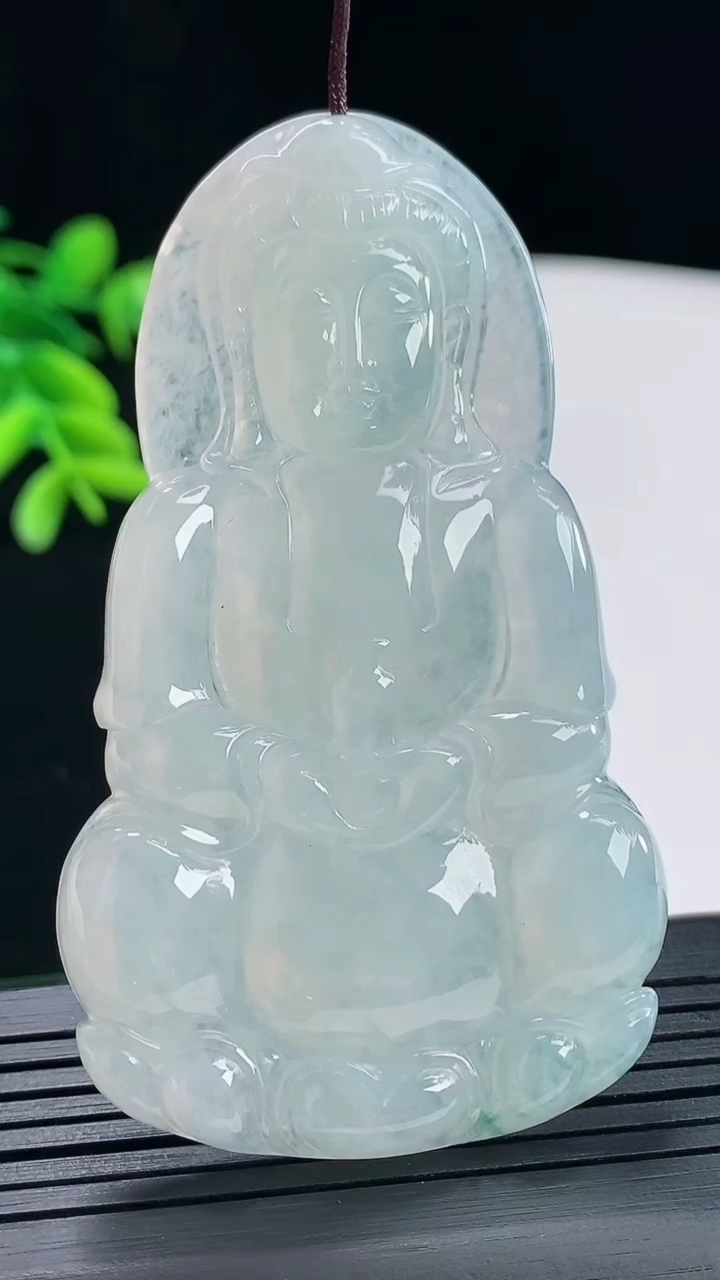 天然A货翡翠冰种飘花正装观音吊坠，尺寸68-40-5重量:26.77g
5月5日