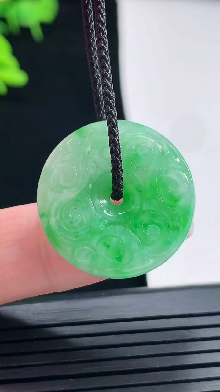 天然A货翡翠雕花平安扣吊坠，尺寸24-5.5重量:6.22g
5月5日