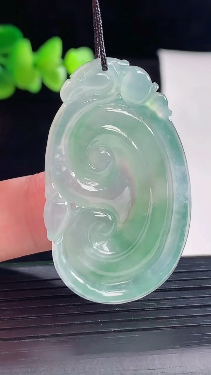 天然A货翡翠飘花如意吊坠，尺寸44-27.5-5重量:10.00g
5月5日
