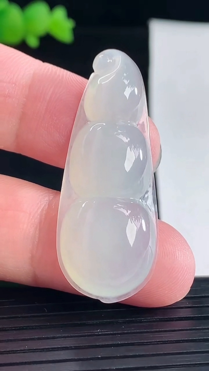 天然A货翡翠福豆吊坠，尺寸44-17-6.5重量:7.95g
5月6日