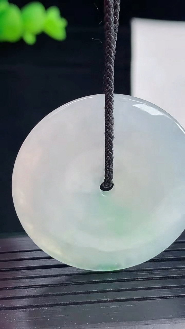 天然A货翡翠平安扣吊坠，尺寸36-6重量:16.33g
5月6日