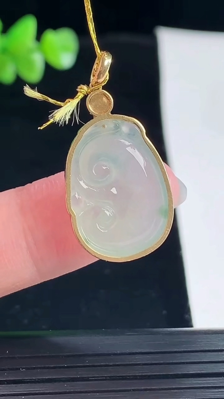 天然A货翡翠如意吊坠，尺寸29.5-15-4，裸石20-15重量:3.15g
5月6日
