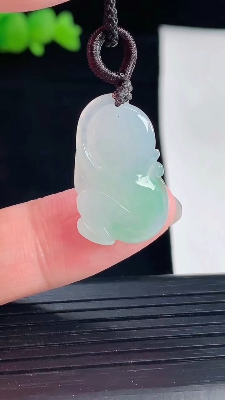 天然A货翡翠生肖猴吊坠，尺寸23-14.6-4.5重量:2.86g
5月6日
