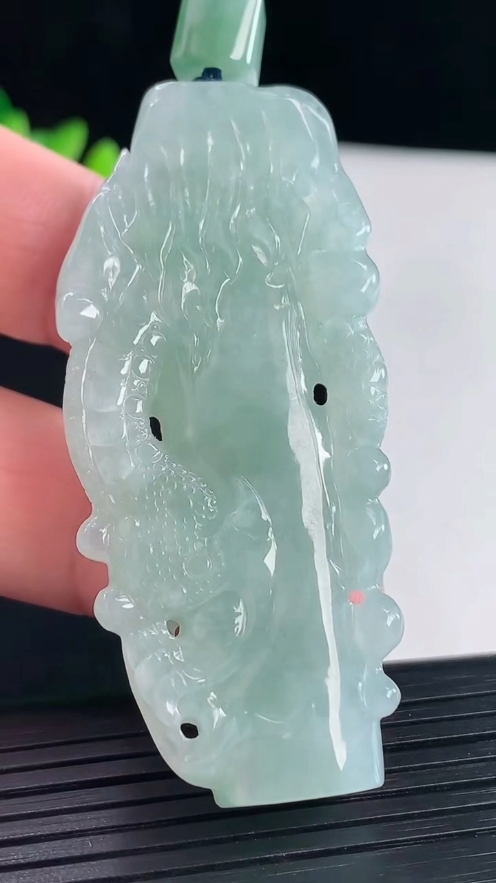 天然A货翡翠龙柱吊坠，尺寸63-28.5-11.2重量:35.91g
5月7日