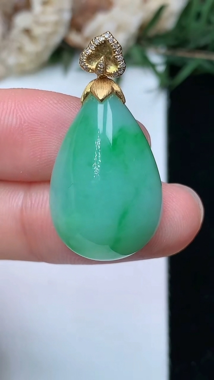 天然A货翡翠水滴吊坠，尺寸21.8-15.7-9.6，重量:6.00g
5月6日