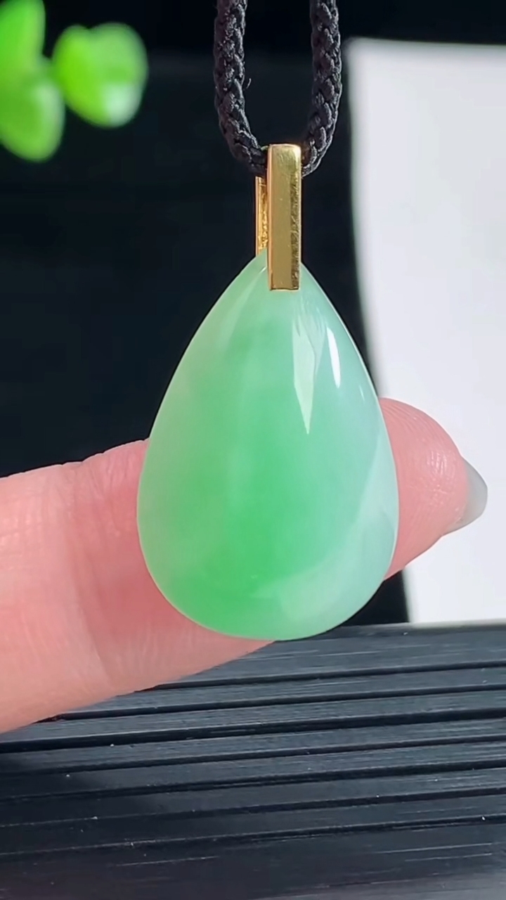 天然A货翡翠水滴吊坠，尺寸21-15-8.2重量:4.28g
5月6日