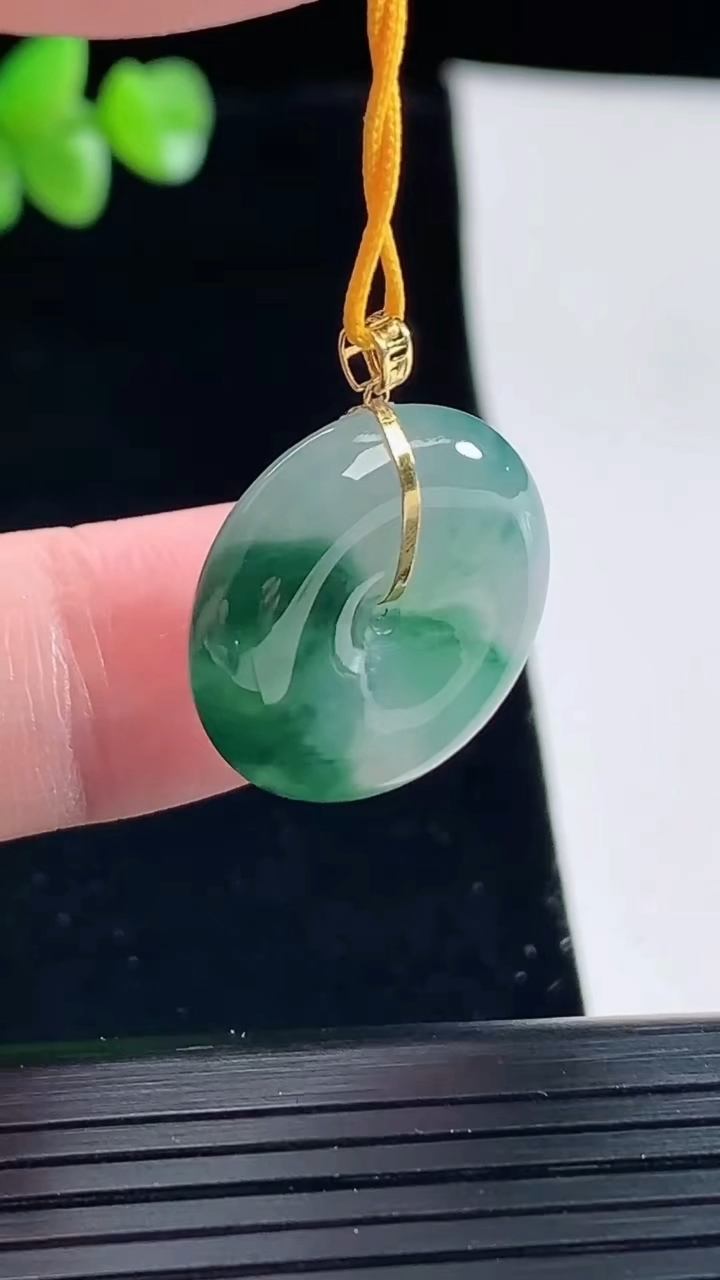 天然A货翡翠18k金飘花平安扣吊坠，尺寸20-5.5重量:4.61g
5月6日