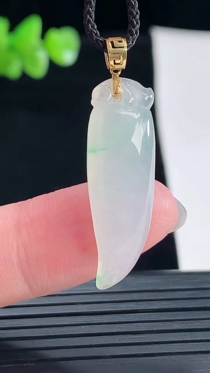 天然A货翡翠福瓜吊坠，尺寸28.6-9.8-5.5重量:3.03g
5月6日