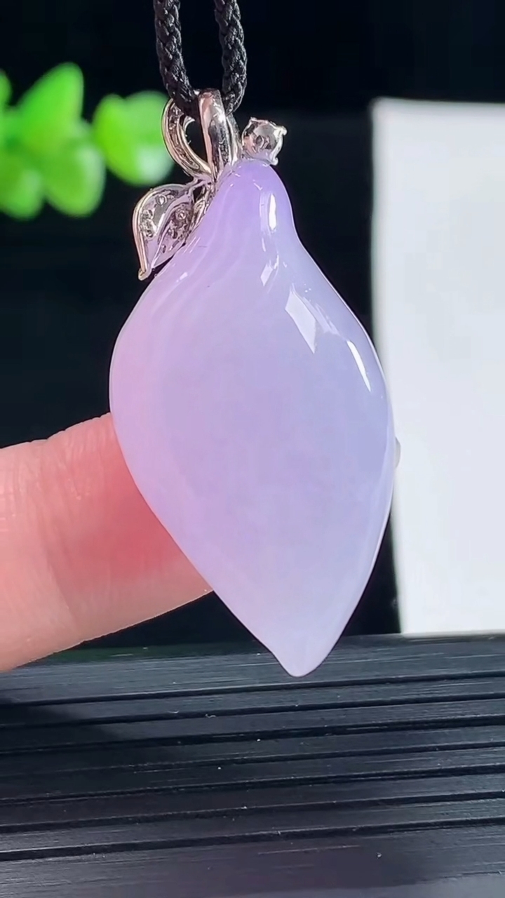 天然A货翡翠18k金紫罗兰福瓜吊坠，尺寸33.5-18-12.5重量:11.65g
5月6日