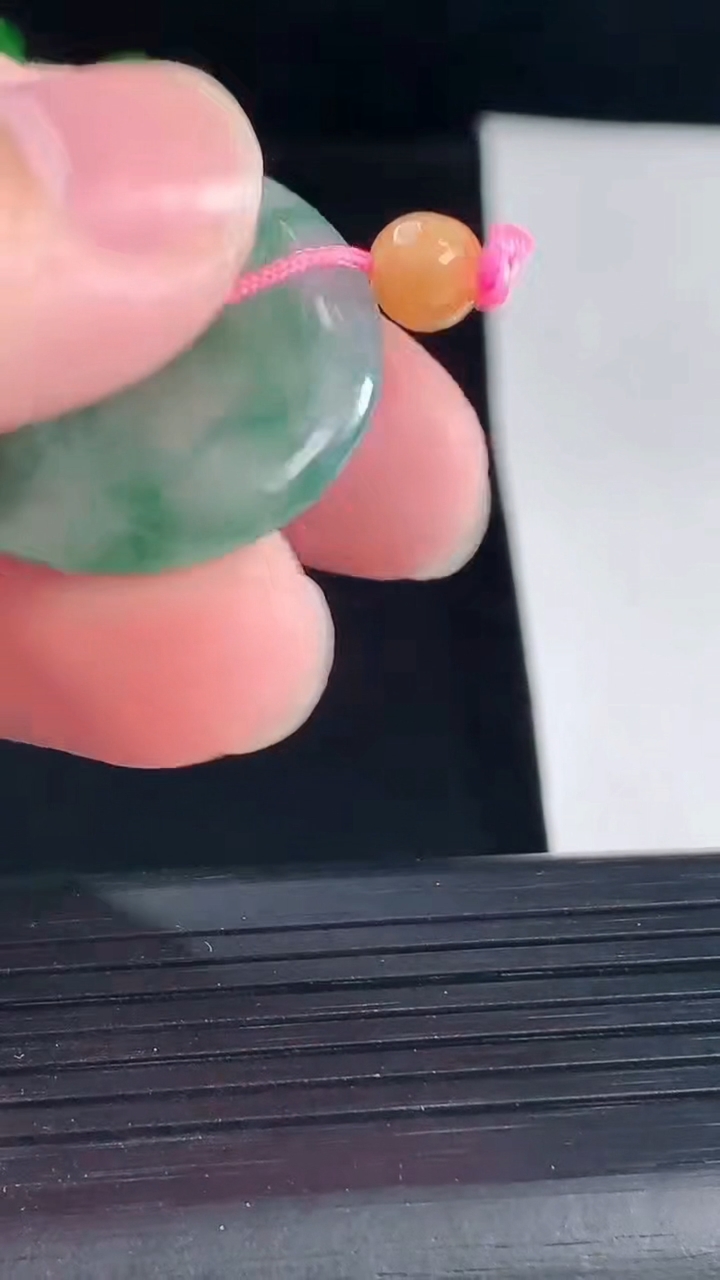 天然A货翡翠飘花平安扣吊坠，尺寸27-4.6重量:7.49g
5月6日