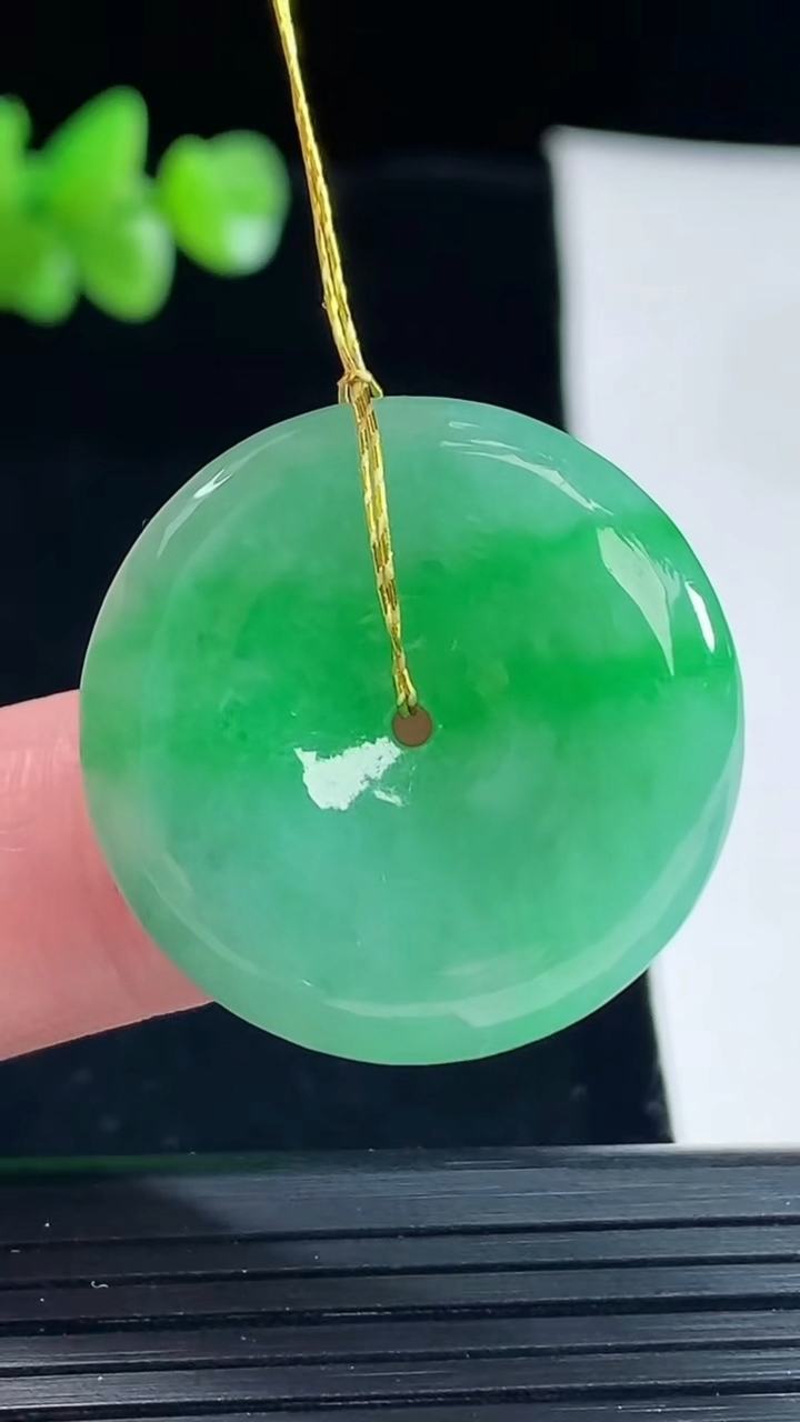 天然A货翡翠平安扣吊坠，尺寸27-6重量:9.17g
5月6日