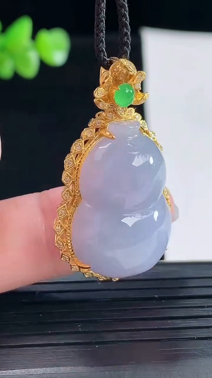 天然A货翡翠18k金紫罗兰葫芦吊坠，尺寸37.5-21-13.2，裸石25-17重量:8.03g
5月6日