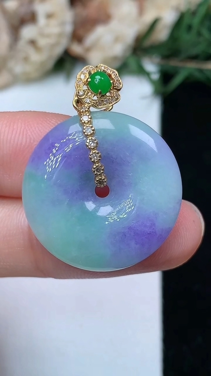天然A货翡翠k金春带彩 紫罗兰平安扣吊坠，尺寸22.6-5.5，重量:6.72g
5月6日