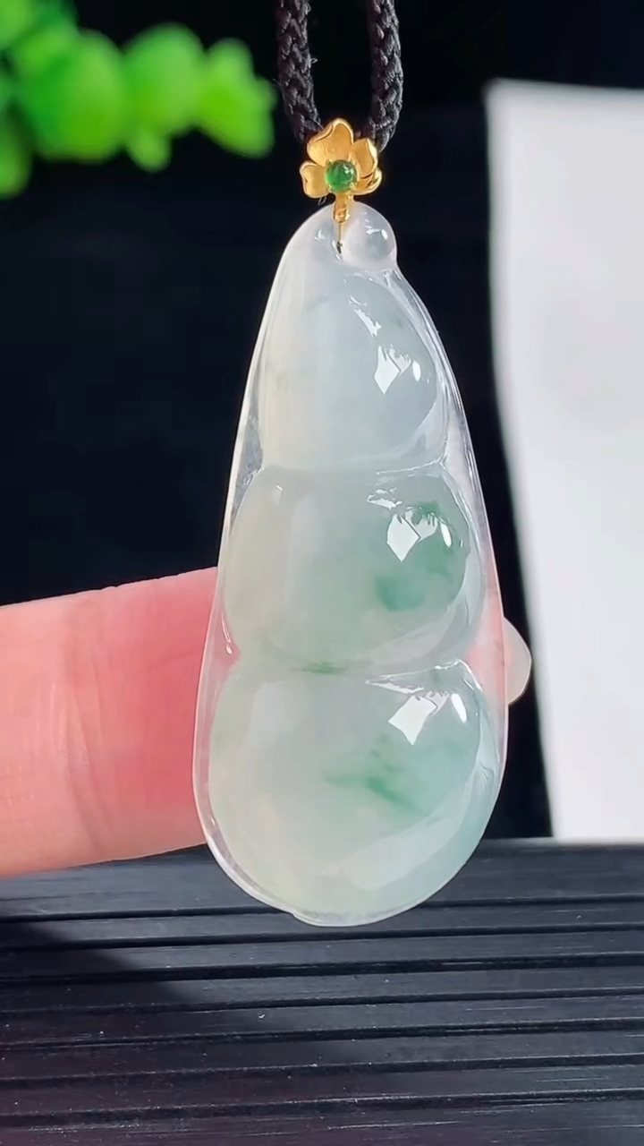 天然A货翡翠种飘花福豆吊坠，尺寸35-16.5-6.5重量:6.11g
5月6日