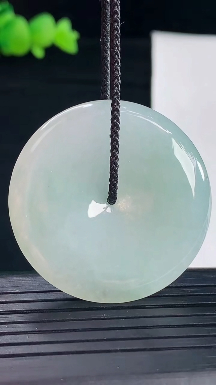 天然A货翡翠平安扣吊坠，尺寸38-5.2重量:16.06g
5月6日