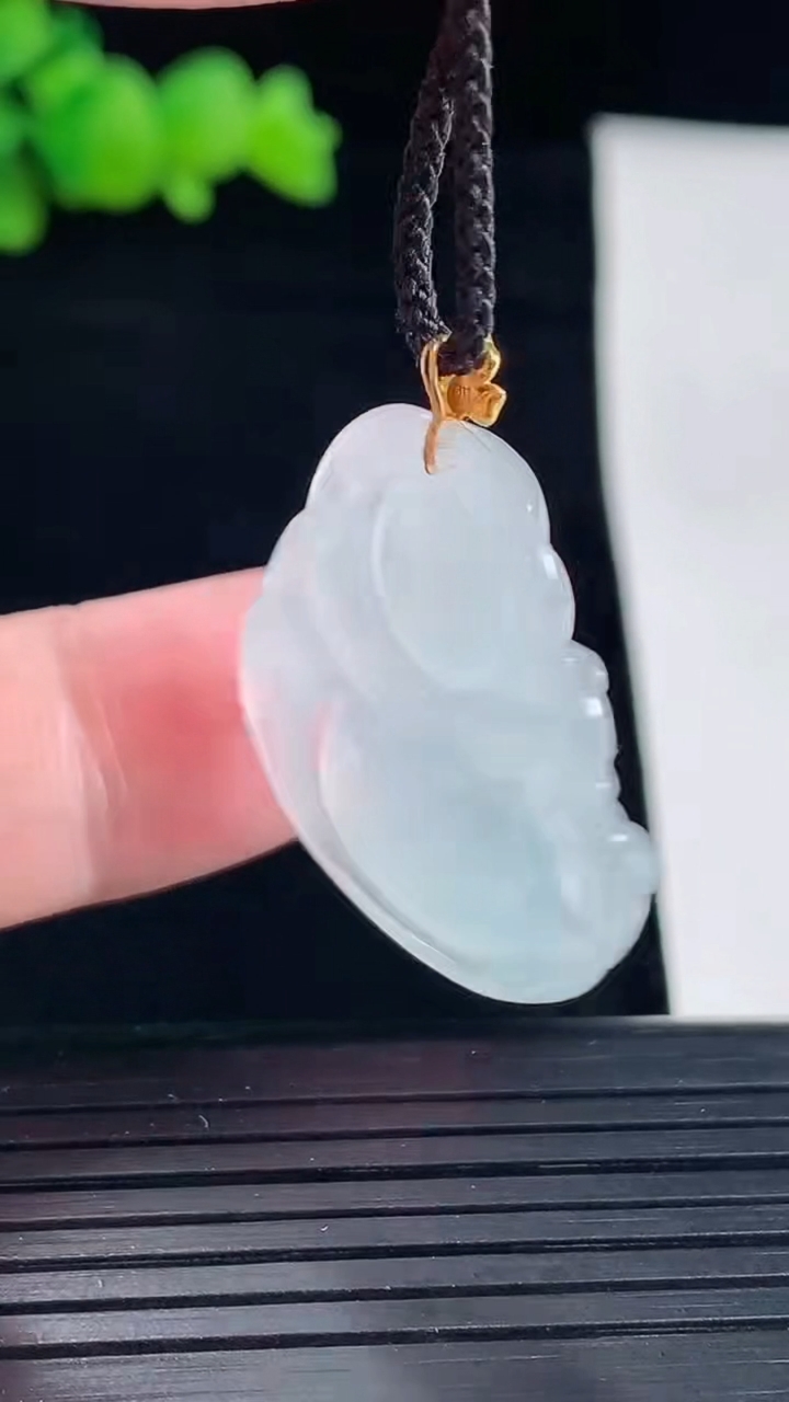 天然A货翡翠种白冰佛公吊坠，尺寸25-29.5-5重量:5.40g
5月6日