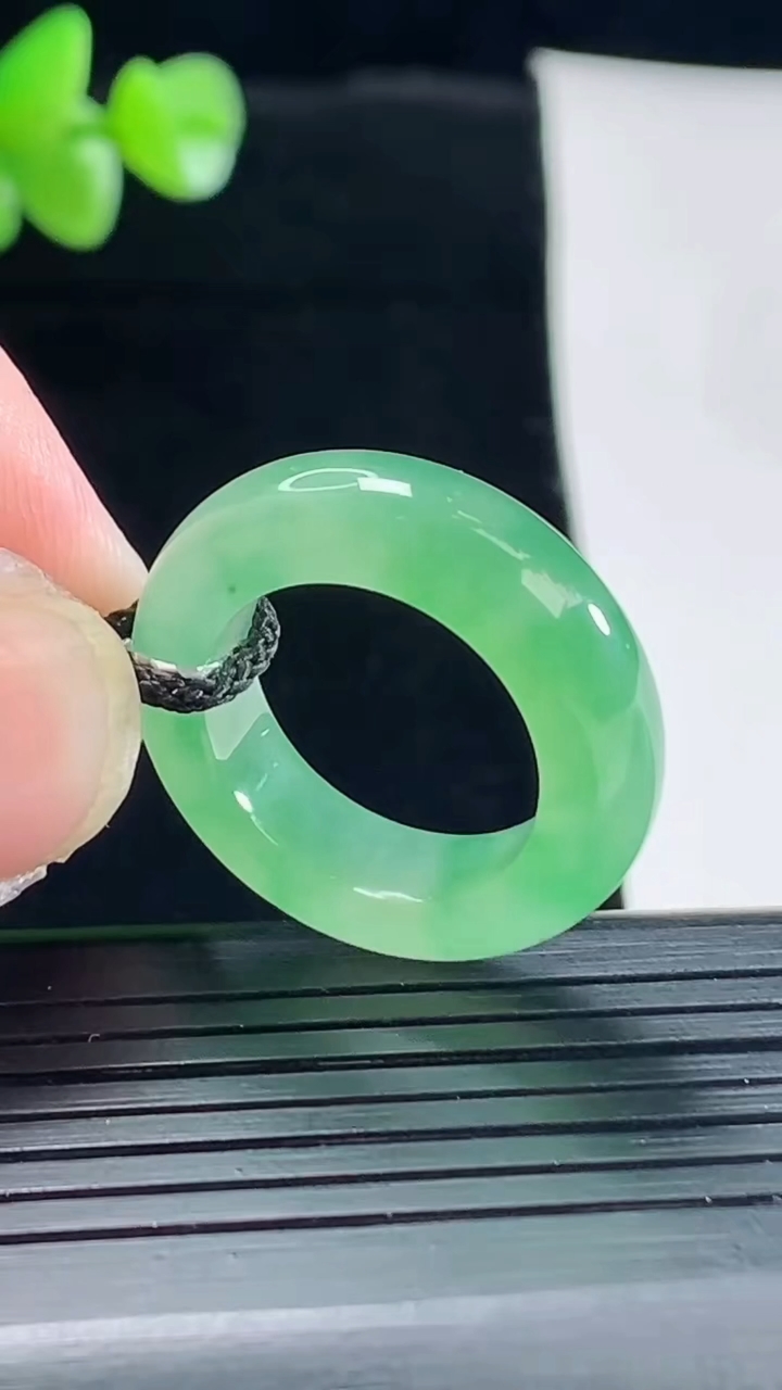 天然A货翡翠玉指环 戒指，尺寸16.6-6.2-4.5重量:5.43g2026年5月6日
工厂直销收藏佳品,种好水足，色泽均匀，有种有色，上手高大气！