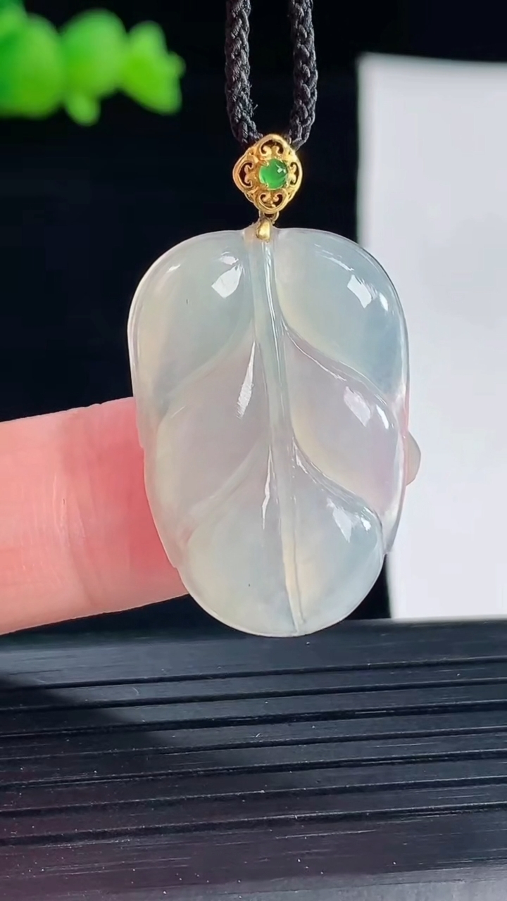 天然A货翡翠金枝玉叶 叶子吊坠，尺寸26-19.6-3.5重量:3.63g
5月6日