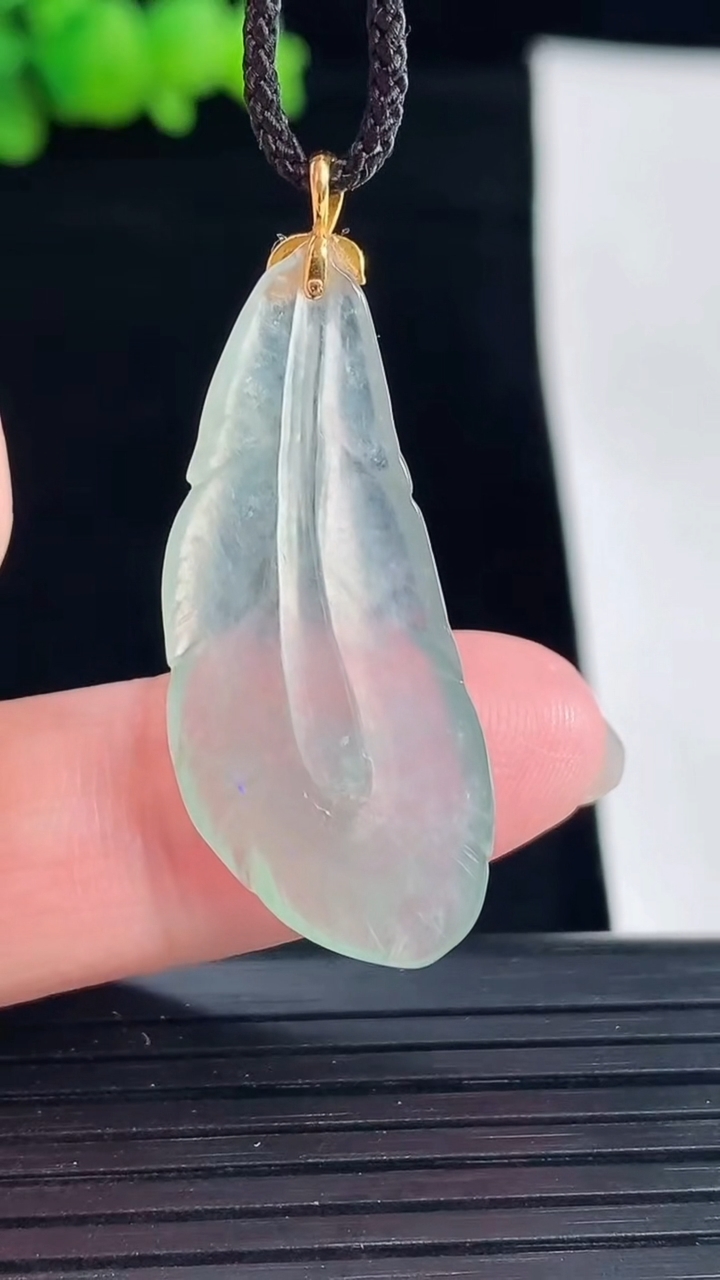 天然A货翡翠羽毛吊坠，尺寸33-15-4重量:3.05g
5月6日
