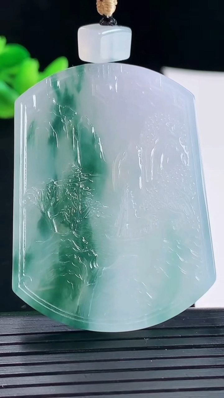 天然A货翡翠种飘花山水牌吊坠，尺寸51-37.6-5.8重量:30.00g
5月6日