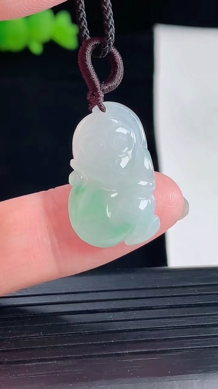天然A货翡翠生肖猴吊坠，尺寸23-14.6-4.5重量:2.86g
5月6日