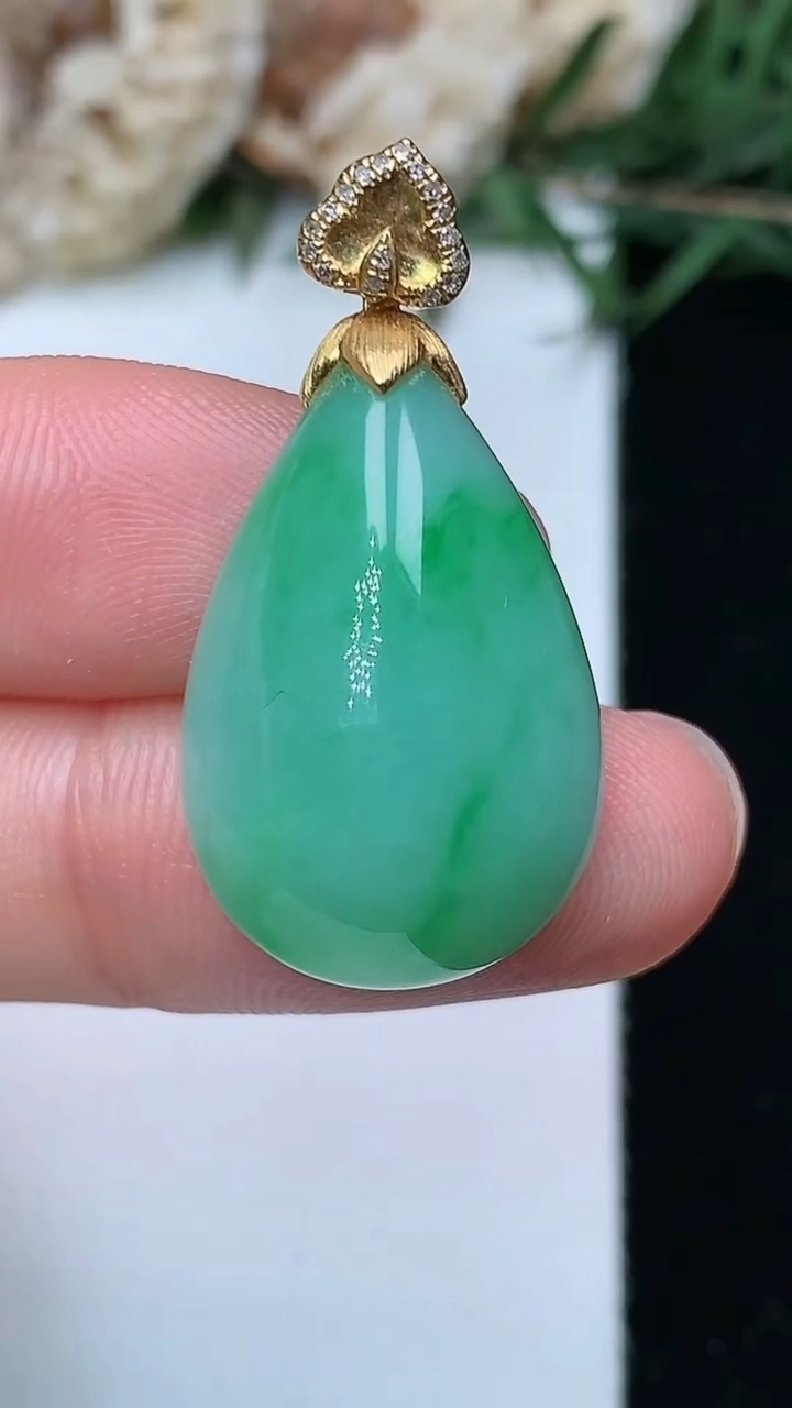 天然A货翡翠水滴吊坠，尺寸21.8-15.7-9.6，重量:6.00g
5月6日