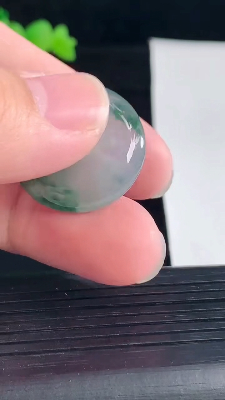 天然A货翡翠冰种飘花平安扣吊坠，尺寸24-5.2重量:6.00g
5月6日