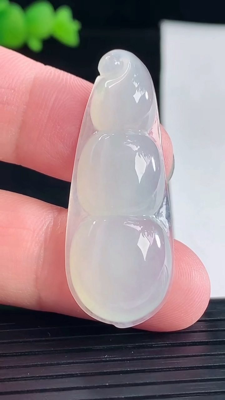 天然A货翡翠福豆吊坠，尺寸44-17-6.5重量:7.95g
5月6日