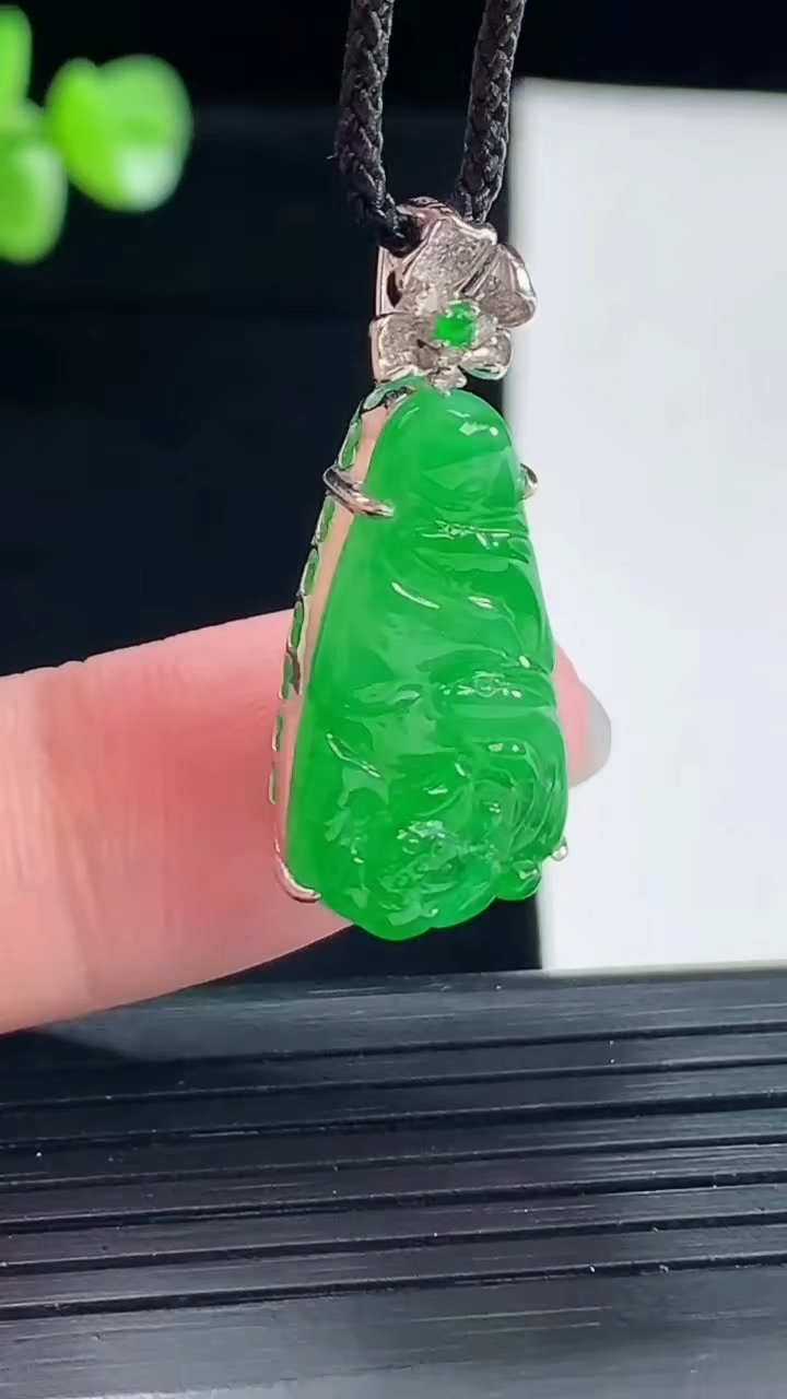 天然A货翡翠和和美美 荷叶鱼吊坠，尺寸30.5-12.5-7，裸石22.5-12.5重量:3.71g
5月6日