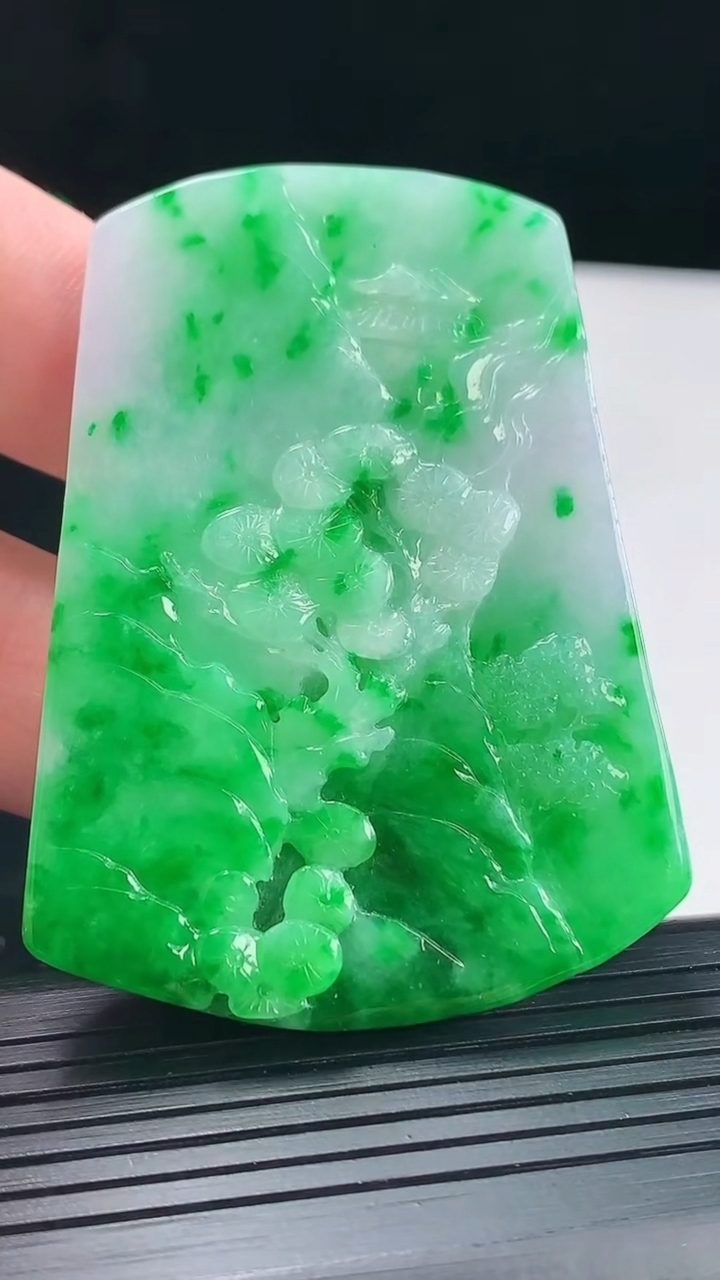 天然A货翡翠山水牌吊坠，尺寸60.5-45-7重量:38.46g
5月6日