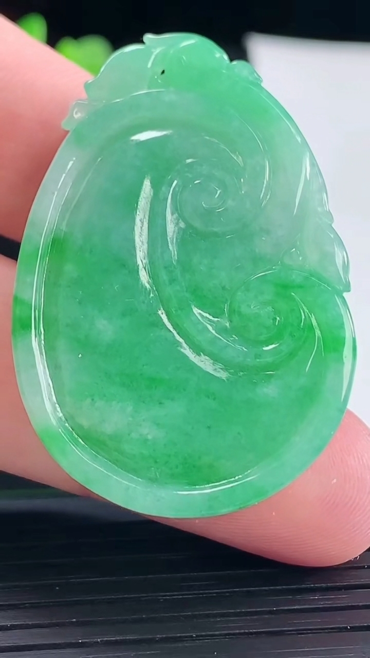 天然A货翡翠如意吊坠，尺寸43.5-30-6.2重量:15.75g
5月6日