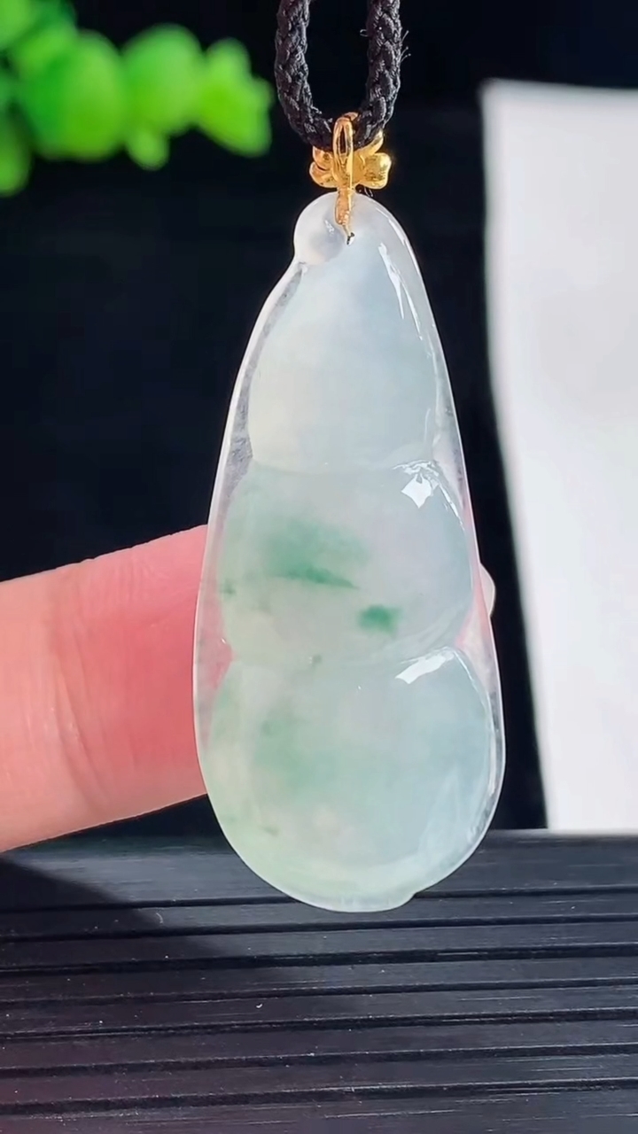 天然A货翡翠种飘花福豆吊坠，尺寸35-16.5-6.5重量:6.11g
5月6日