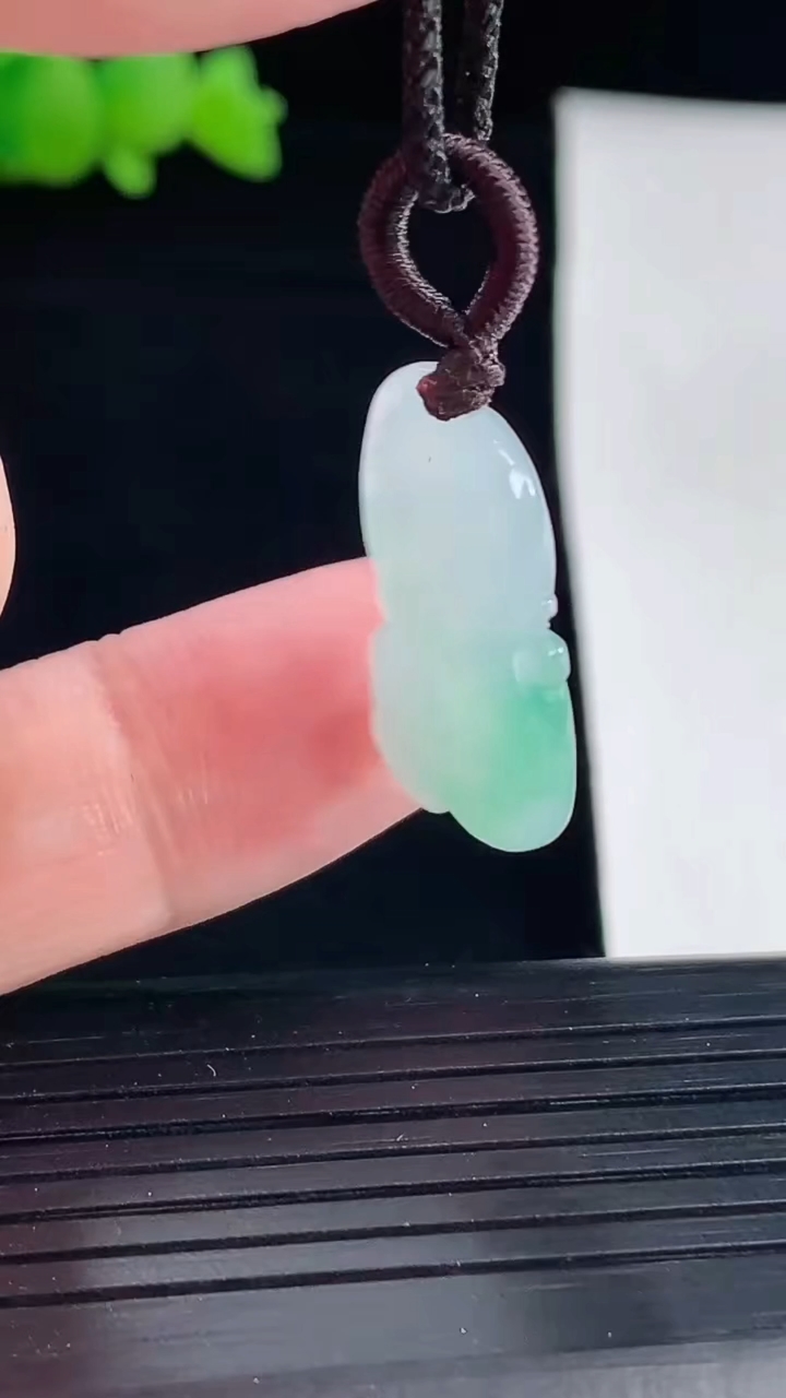 天然A货翡翠生肖猴吊坠，尺寸23-14.6-4.5重量:2.86g
5月6日