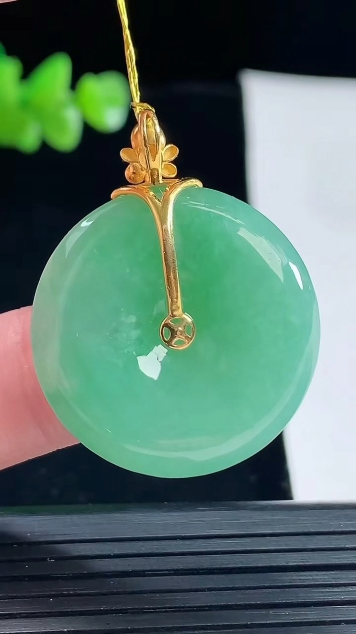 天然A货翡翠平安扣吊坠，尺寸27.6-5.6重量:9.71g
5月6日