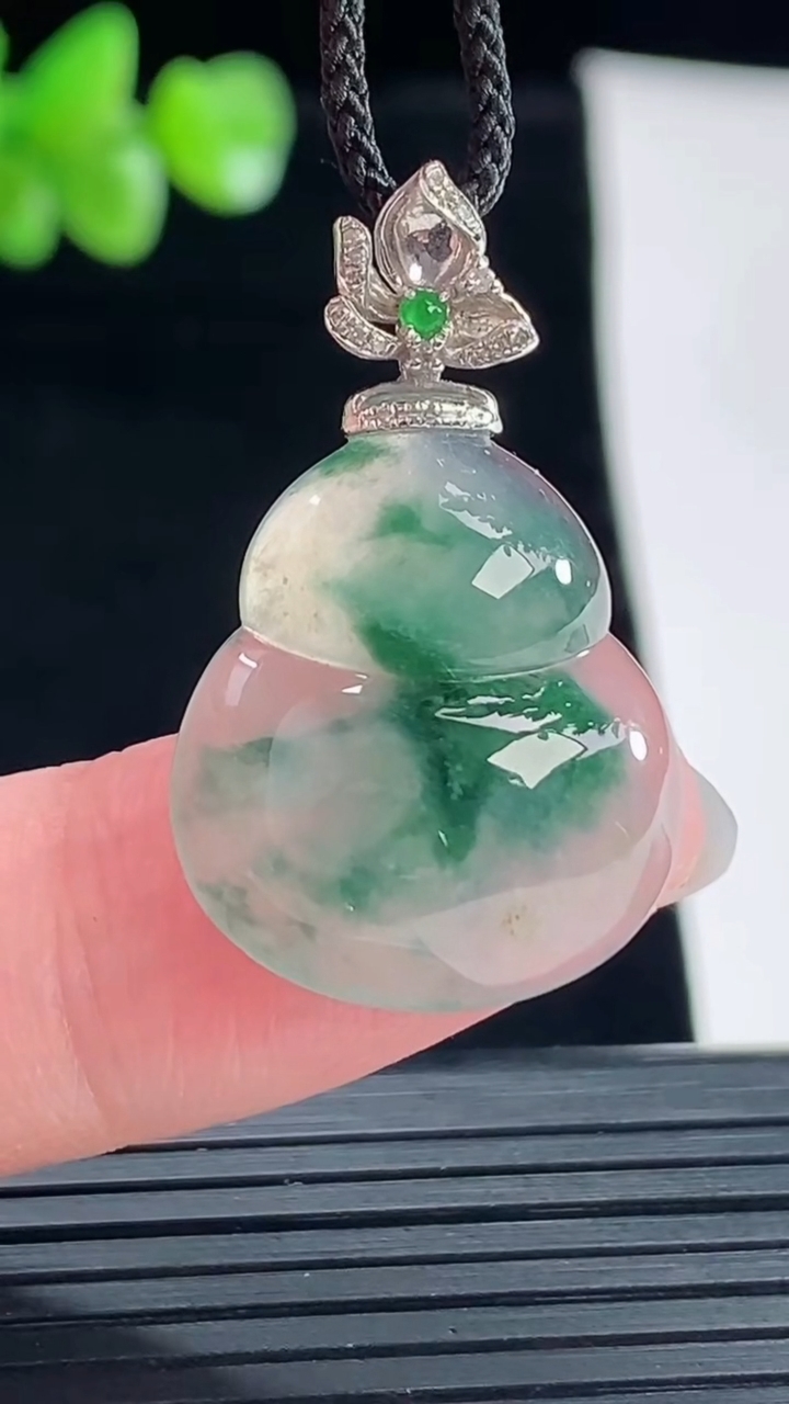 天然A货翡翠种飘花葫芦吊坠，尺寸19-18.6-5重量:4.03g
5月6日