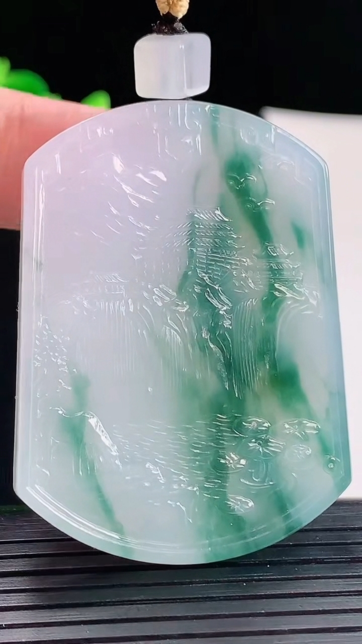 天然A货翡翠种飘花山水牌吊坠，尺寸51-37.6-5.8重量:30.00g
5月6日