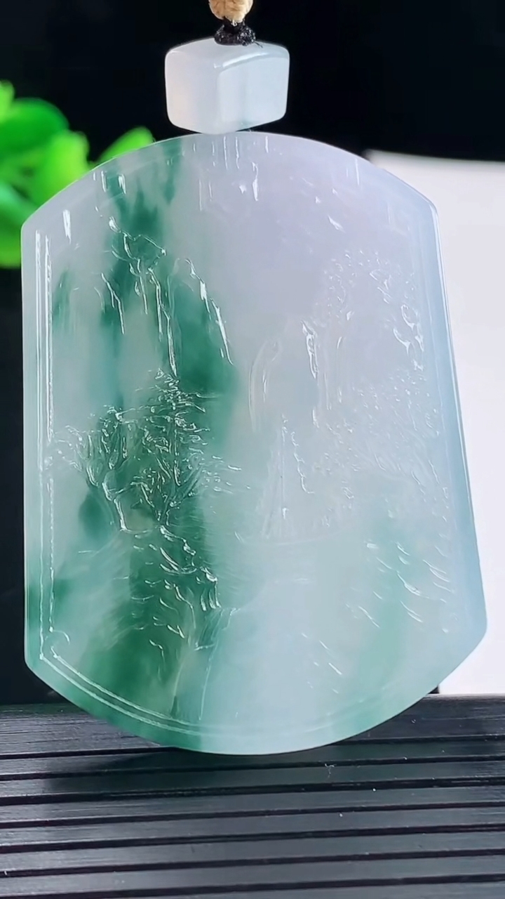 天然A货翡翠种飘花山水牌吊坠，尺寸51-37.6-5.8重量:30.00g
5月6日