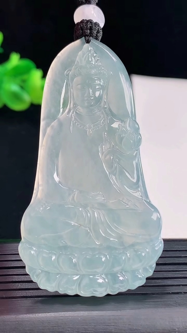 天然A货翡翠种飘花大势至菩萨吊坠，尺寸62.8-35.5-5重量:25.95g
5月6日