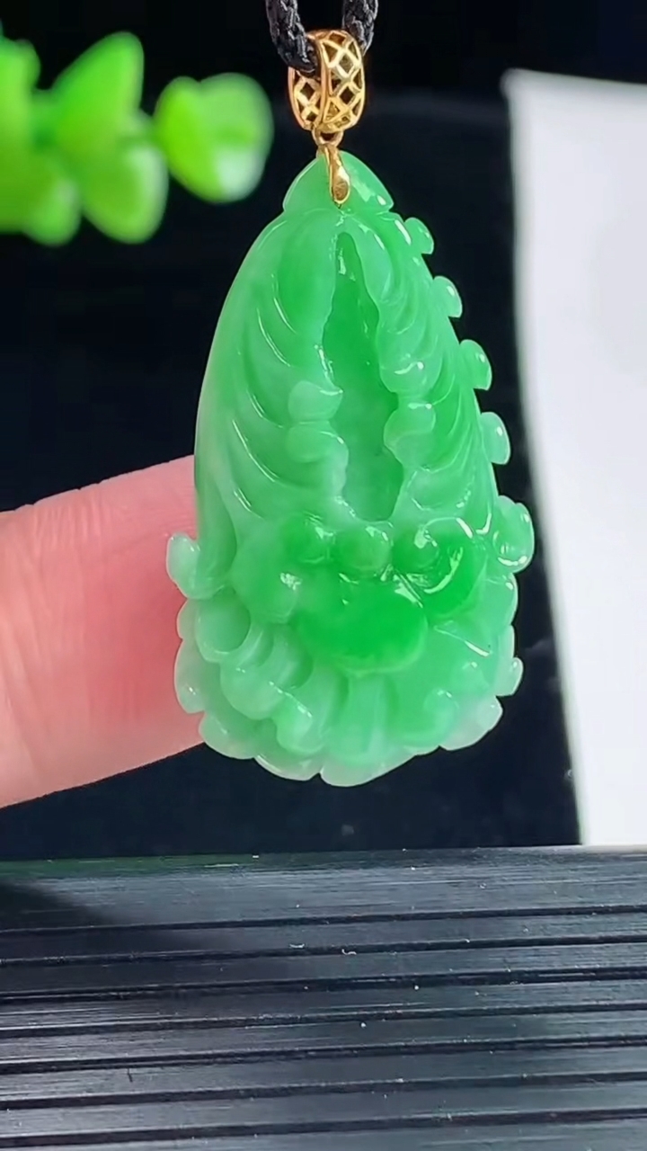 天然A货翡翠白菜吊坠，尺寸29-18-8重量:5.38g
5月6日