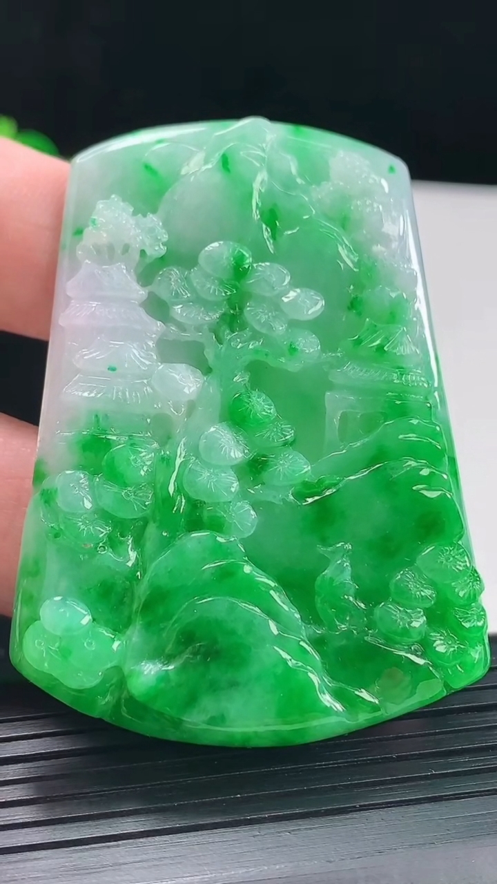 天然A货翡翠山水牌吊坠，尺寸60.5-45-7重量:38.46g
5月6日